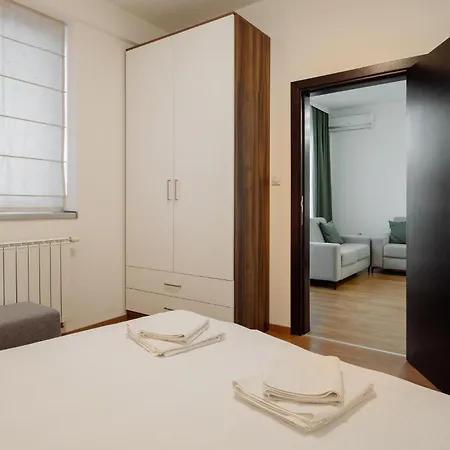 Apartment Square Trg